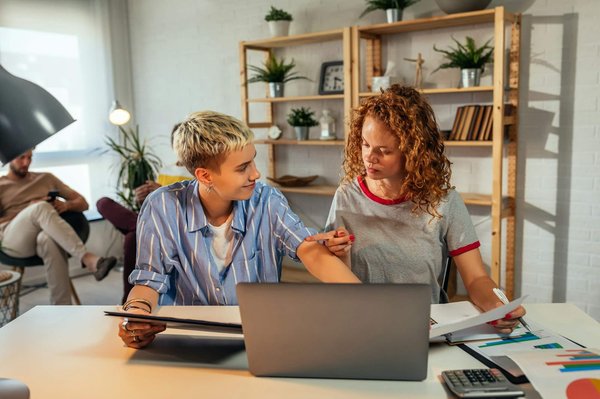 Quelles stratégies de gestion des risques de change sont appropriées pour les petites entreprises exportatrices ?